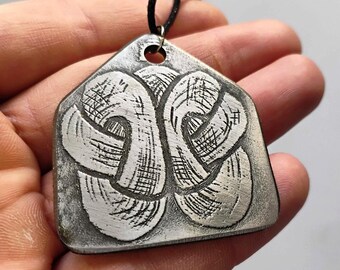 Amuleto slavo inciso a mano – Ciondolo unico in acciaio elettroinciso
