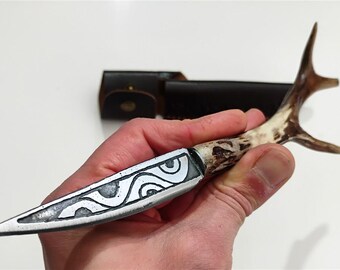 Handgefertigtes Slawisches Messer – Geätzte Symbole – Griff aus echtem Hirschgeweih – Handgefertigte Scheide aus Eco-Leder – Slawische Handwerkerklinge
