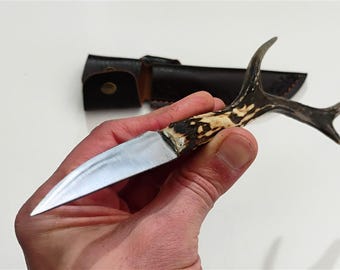 Handgefertigtes Jagdmesser – Griff aus echtem Rehgeweih – Klinge aus Klinge aus Klingenstahl (NCV1) – handvernähte Klinge inklusive – Einzigartiges, handwerkliches Geschenk