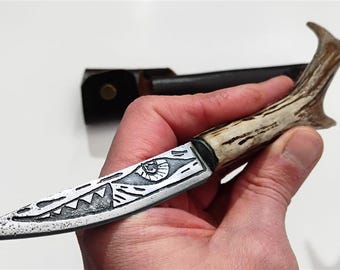 Handgefertigtes Slawisches Messer – Geätzte Symbole – Griff aus echtem Hirschgeweih – Handgefertigte Scheide aus Eco-Leder – Slawische Handwerkerklinge