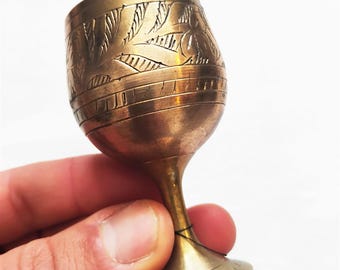 Calice in ottone vintage / Calice decorato / Tazza in ottone artigianale di metà secolo con motivi decorativi