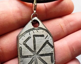 Amuleto slavo inciso a mano – Ciondolo unico in acciaio elettroinciso