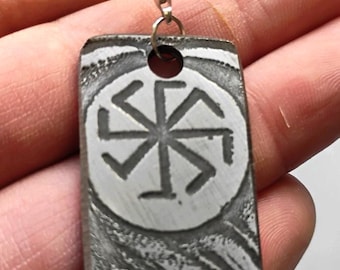 Amuleto slavo inciso a mano – Ciondolo unico in acciaio elettroinciso