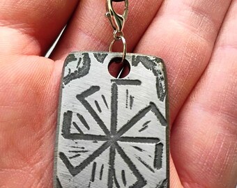 Amuleto slavo inciso a mano – Ciondolo unico in acciaio elettroinciso