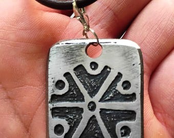 Amuleto slavo inciso a mano – Ciondolo unico in acciaio elettroinciso