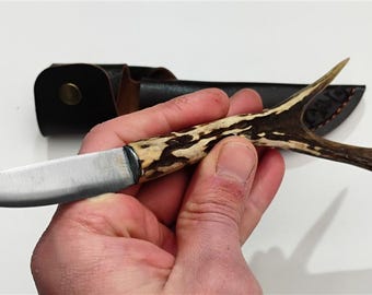 Handgefertigtes Jagdmesser – Griff aus echtem Rehgeweih – Klinge aus Klinge aus Klingenstahl (NCV1) – handvernähte Klinge inklusive – Einzigartiges, handwerkliches Geschenk
