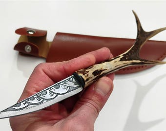 Handgefertigtes Slawisches Messer – Geätzte Symbole – Griff aus echtem Hirschgeweih – Handgefertigte Scheide aus Eco-Leder – Slawische Handwerkerklinge