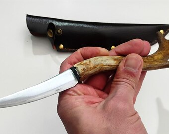 Handgefertigtes Jagdmesser – Griff aus echtem Rehgeweih – Klinge aus Klinge aus Klingenstahl (NCV1) – handvernähte Klinge inklusive – Einzigartiges, handwerkliches Geschenk