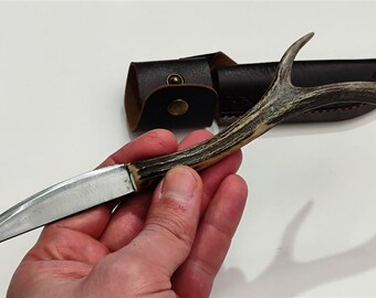 Handgefertigtes Jagdmesser – Griff aus echtem Rehgeweih – Klinge aus Klinge aus Klingenstahl (NCV1) – handvernähte Klinge inklusive – Einzigartiges, handwerkliches Geschenk