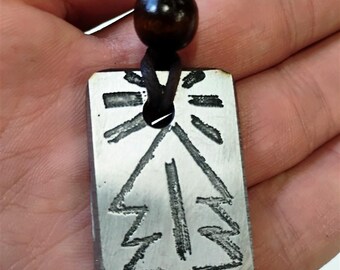 Handgeätztes slawisches Amulett – einzigartiger Anhänger aus elektrogeätztem Stahl