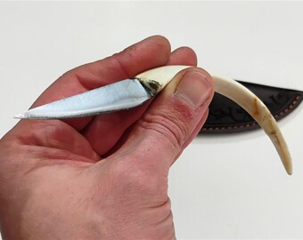 Handgefertigtes slawisches Jagermesser – Wildschweinhauergriff aus dem Hause Hauer – Werkzeugstahl aus Werkzeugstahl (NCV1) – Handgefertigte Scheide aus Eco-Leder – Authentisch Wilderness Gear