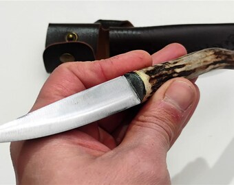 Handgefertigtes Jagdmesser – Griff aus echtem Rehgeweih – Klinge aus Klinge aus Klingenstahl (NCV1) – handvernähte Klinge inklusive – Einzigartiges, handwerkliches Geschenk