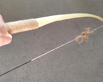 Slawische Schleife aus Akazienholz, Griff aus gesticktem Pelz