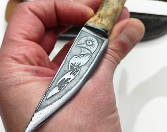 Handgefertigtes Slawisches Messer – Geätzte Symbole – Griff aus echtem Hirschgeweih – Handgefertigte Scheide aus Eco-Leder – Slawische Handwerkerklinge
