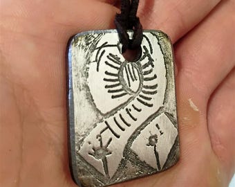 Handgeätztes slawisches Amulett – einzigartiger Anhänger aus elektrogeätztem Stahl