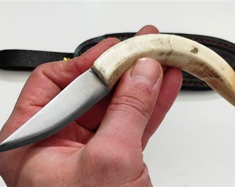 Handgefertigtes slawisches Jagermesser – Wildschweinhauergriff aus dem Hause Hauer – Werkzeugstahl aus Werkzeugstahl (NCV1) – Handgefertigte Scheide aus Eco-Leder – Authentisch Wilderness Gear