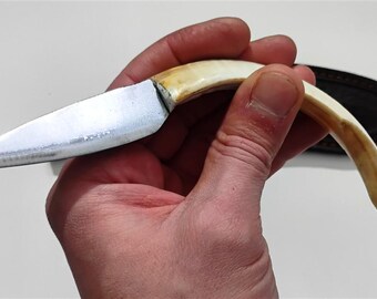 Handgefertigtes slawisches Jagermesser – Wildschweinhauergriff aus dem Hause Hauer – Werkzeugstahl aus Werkzeugstahl (NCV1) – Handgefertigte Scheide aus Eco-Leder – Authentisch Wilderness Gear