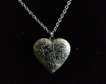 Hypoallergenic heart locket necklace