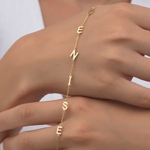 Pulsera con nombre y letra en oro macizo de 18 quilates, pulsera con inicial lateral de 14 quilates, joyería personalizada, regalos personalizados para madres, regalos para el Día de la Madre