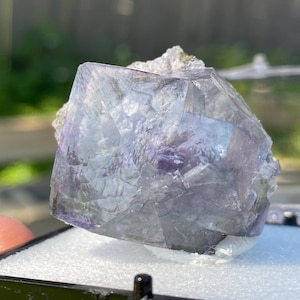 Fluorite Yaogangxian : cristal bleu-violet avec pyrite