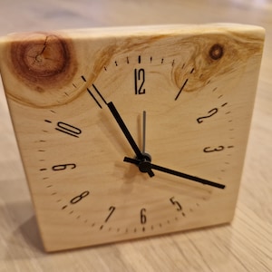 Wecker aus massivem Zirbenholz oder Eichenholz - nahezu elektrosmogfrei - handgefertigt aus einem Stück Zirbe bzw. Eiche!