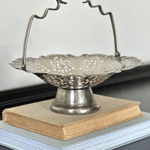 Hermoso tazón de pedestal de plata vintage con mango y recortes
