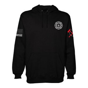 Pu&ograve; includere: Felpa con cappuccio nera con un emblema di vigile del fuoco bianco sul davanti e toppe della bandiera americana rossa e bianca sulle maniche. L'emblema dice "Fire Dept."