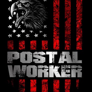 Pode incluir: Um design de bandeira americana desbotada com uma cabe&ccedil;a de &aacute;guia careca no canto superior esquerdo. As palavras "POSTAL WORKER" est&atilde;o em uma fonte met&aacute;lica prateada sobre a bandeira.