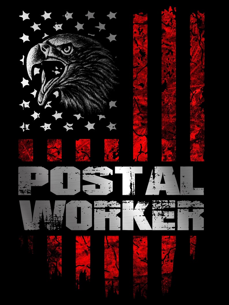 Pode incluir: Um design de bandeira americana desbotada com uma cabe&ccedil;a de &aacute;guia careca no canto superior esquerdo. As palavras "POSTAL WORKER" est&atilde;o em uma fonte met&aacute;lica prateada sobre a bandeira.