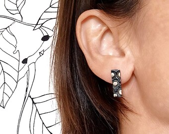 Tachuelas de perno negro, pendientes de tachuelas de barra oxidada, pendientes de pátina de plata, pendientes minimalistas, tachuelas modernas, joyería contemporánea, regalo para ella