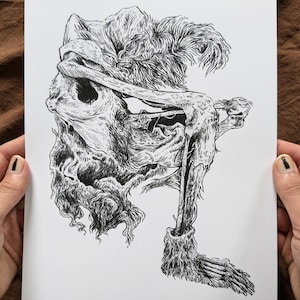 Op de afbeelding: Zwart-witte inkttekening van een skeletfiguur met vacht, die in zijn eigen huid lijkt te zijn gewikkeld.