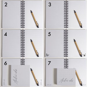 Op de afbeelding: Zeven verschillende notitieboekjes met een zwarte spiraalbinding. Elk notitieboekje heeft een andere papiersoort, waaronder gestreept, geruit en blanco. De notitieboekjes zijn allemaal gesloten en hebben een witte omslag. De notitieboekjes zijn in een rasterpatroon gerangschikt. Elk notitieboekje heeft een pen ernaast. De pennen zijn allemaal van hout en hebben zwarte inkt.