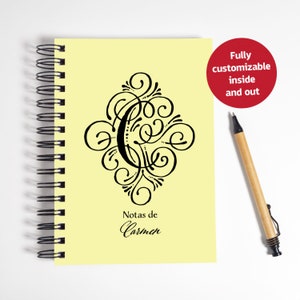 Könnte beinhalten: Ein gelber Spiralblock mit einem schwarzen kalligrafischen Buchstaben C und dem Text "Notas de Carmen" auf dem Cover.