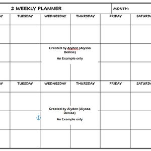 Può includere: Un planner settimanale in bianco e nero con il titolo "2 WEEKLY PLANNER" in alto. Il planner è diviso in due settimane, con una colonna per ogni giorno della settimana per ogni settimana. Il planner include anche una sezione per il mese. Il testo "Created by Alyden (Alyssa Denise) An Example only" è scritto al centro del planner.