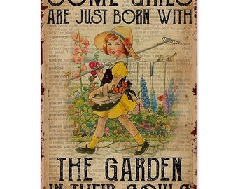 Könnte beinhalten: Ein Vintage-Schild aus Metall mit rustikalem Hintergrund, auf dem ein Mädchen in einem gelben Kleid einen Blumenkorb hält. Das Schild trägt die Aufschrift "Some girls are just born with the garden in their souls".