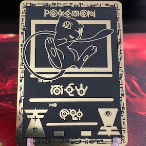 Design alternatif de Mew antique - carte Pokémon personnalisée en métal doré/noir