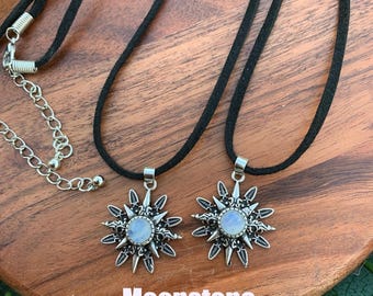 Collar con colgante de sol de cristal: piedra lunar y cordón de gamuza