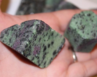 Zoisita rubí en bruto - Zoisita rubí en bruto - Anyolite - Chakra del corazón - Chakra del tercer ojo - Cristal de muestra de zoisita rubí en bruto sin tratar natural.