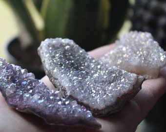 Cúmulo de cuarzo aura púrpura: cristal de aura de ángel en bruto