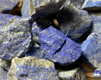 Cristal de lapislázuli en bruto: piedra natural para el chakra del tercer ojo y la garganta