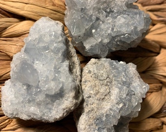 Cúmulo de cristal de celestita en bruto: piedra preciosa de color azul pálido