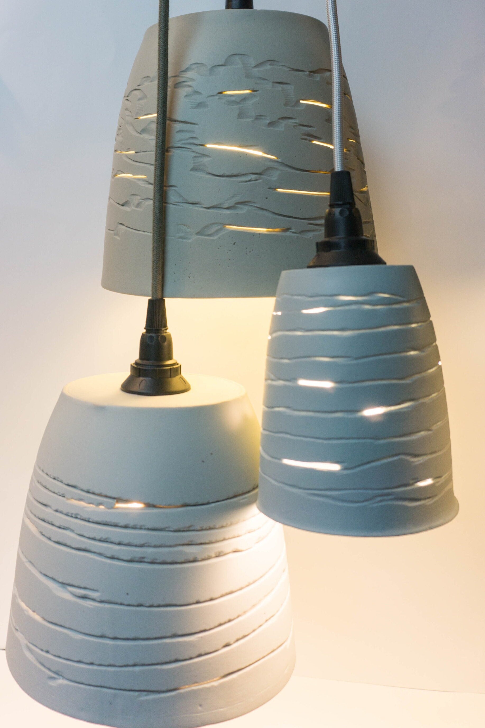 Luminaire Suspension Tryptique Porcelaine Striée Gravée Scarifiée Effet de Lumière