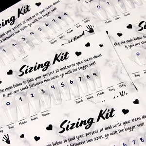 以下が含まれることがあります： 0から9までの番号が付けられた透明なプラスチック製のネイルチップが付いた、つけ爪のサイズ測定キットです。キットには、小指、薬指、中指、人差し指、親指の各指に合ったサイズを見つけるための説明書が含まれています。キットのテキストには、「Sizing Kit」と「The nails below to find your perfect fit and write your sizes down. If you are stuck between two sizes, go with the bigger one!」と記載されています。