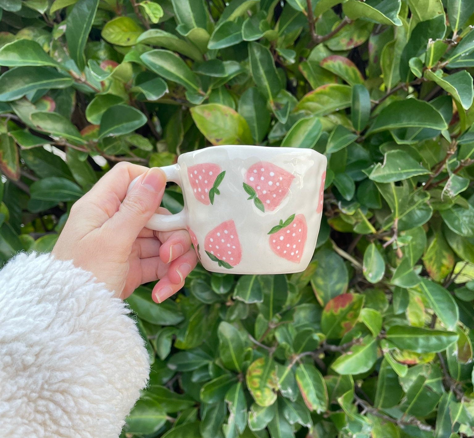 Mug en Céramique de Fraise Rose Clair Fait à La Main avec Poignée | Tasse Mug Fraises Pâle