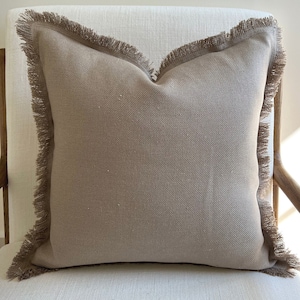 Kussen van gerafeld linnen in natuurlijk bruin | Effen linnen kussensloop | Indiekamerdecoratie | Boho-sierkussen | Bankkussens | Shabby-chic decor