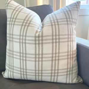 Oreiller à carreaux Schumacher Imogen (fauve) | Oreillers Schumacher | Housse de coussin Schumacher | Coussins décoratifs pour canapé | Tissu Schumacher