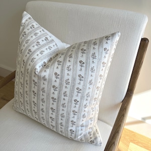 Almohada de diseño con rayas florales de cervatillo / Almohadas Schumacher / Funda de almohada Schumacher / Cojines de diseño, Tela Schumacher Cabanon Stripe