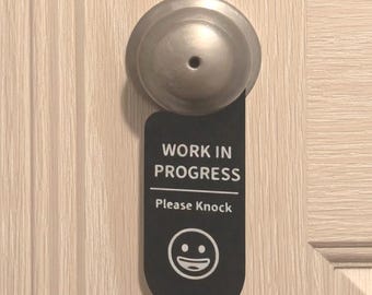 EN PROCESO. Por favor, llame a la puerta. Letrero para colgar en la puerta.