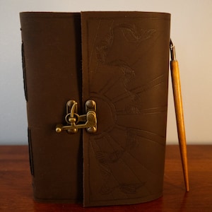 Journal personnalisable en cuir vintage pour artistes et écrivains - Papier artisanal recyclé 100% coton - Modèle ACOTAR 3