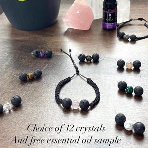 Peut inclure: Une collection de bracelets en perles de lave noire avec divers cristaux centraux, dont l'améthyste, le quartz rose et l'œil de tigre. Un bracelet est assemblé avec un cordon noir, les autres sont des perles. Inclut une fiole d'huile de lavande Kriaa.